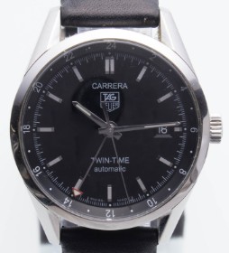 TAG Heuer 'Carrera Twin-Time'. Herreur i stål med sort skive