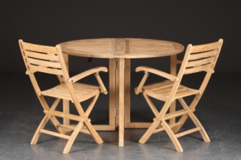 Cinas. Foldbart havebord samt To klap havestole. Model Butterfly / York. Teak (3)