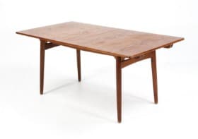 Hans J. Wegner. Spisebord af eg model AT310