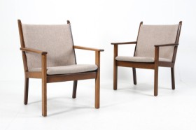 Hans J. Wegner. Pair of low-back armchairs model GE284, smoked oak (2)