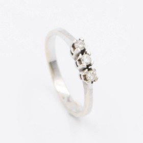 Vintage ring in 18 kt white gold, adorned with three diamonds