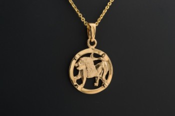 Vedhæng i form af stjernetegnet Løven af 14 kt. guld, dertil en kæde af forgyldt sterling sølv