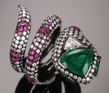 Smaragd, rubin- og diamantring, slangering udført i 14kt. hvidguld,