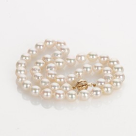 Necklace made of saltwater cultured pearls with a diamond ball lock of 14 kt gold