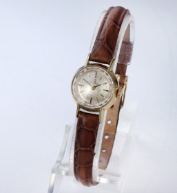 Omega. Vintage women's watch in gilded steel with silver dial, approx. 1963