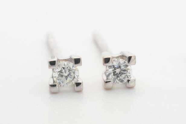 Pair of solitaire diamond earrings, 14 kt. white gold, approx. 0.10 ct