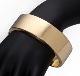 Knud Hello. Wide bangle in 14 kt gold