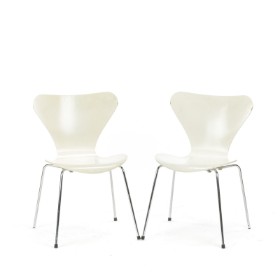 Arne Jacobsen. Et par 'Syver'-stole, model 3107 (2)