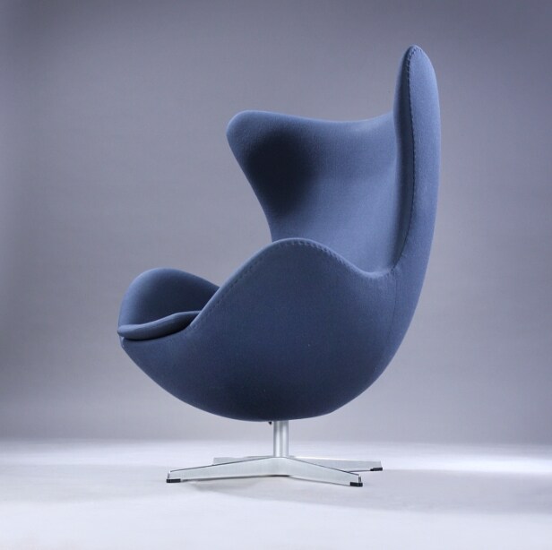 Arne Jacobsen. Ægget. Lænestol samt skammel, model 3316 og 3127 (2) Denne vare er sat til omsalg under nyt varenummer 5584754