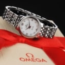 Omega 'De Ville Prestige'. Dameur i stål med brillantbesat perlemorsskive - boks + cert. 2019