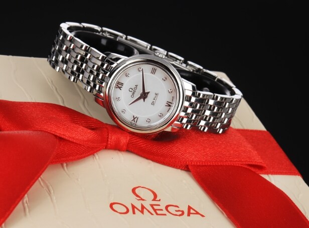 Omega 'De Ville Prestige'. Dameur i stål med brillantbesat perlemorsskive - boks + cert. 2019