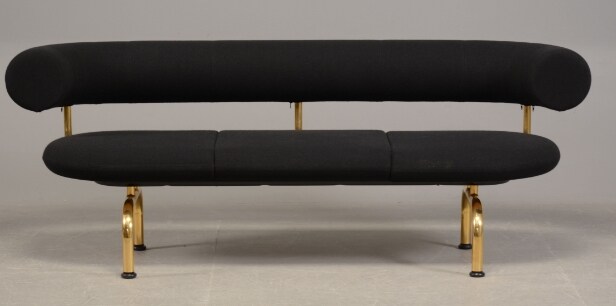 Johannes Foersom & Peter Hjort Lorenzen. Pipeline sofa sort med guld forkromning