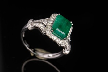 Smaragd- og diamantring af 14 kt. hvidguld