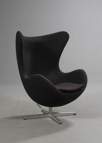 Arne Jacobsen. Ægget. Lænestol model 3316, brown label, sort