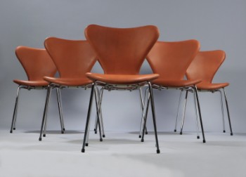 Arne Jacobsen. Et sæt på seks stole Syveren, model 3107, cognacfarvet anilinlæder. Ny siddehøjde 46,5 cm. (6)