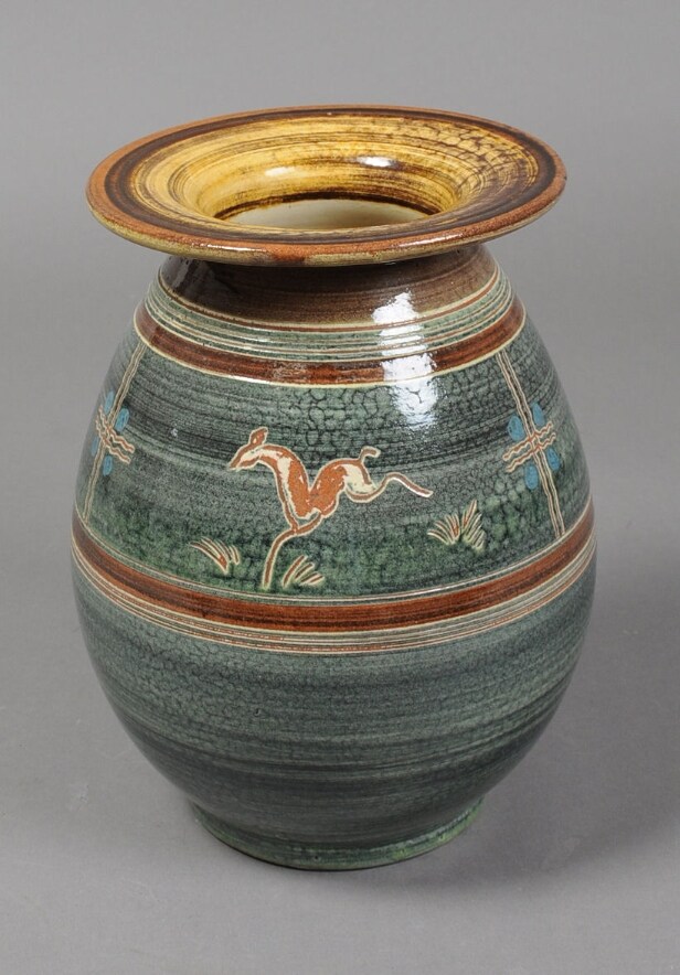 Harald Folmer Gross / Knabstrup Teglværk. Vase med hjorte, keramik.