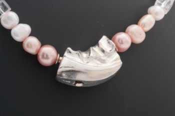 Connectionlås af sterling sølv, dertil en kæde med ferskvands kulturperler. krystaller og rosenkvartsperler