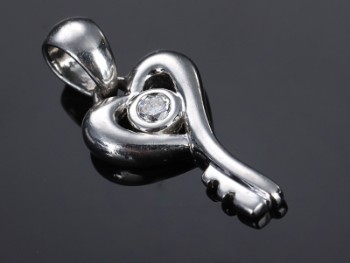 Lille brillant-solitairevedhæng af platin i form af hjertenøgle