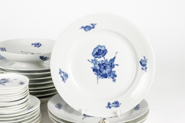 Royal Copenhagen.  'Blå Blomst'.  Service af porcelæn ( 72)