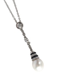 A pearl and diamond necklace of 18k white gold.