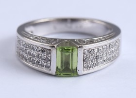 Brilliant pavéring in 14 kt. white gold with peridot