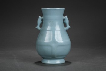 Kinesisk vase af lyseblåt porcelæn