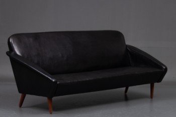 ﻿Fritstående tre-personers sofa i sort kunstlæder. 1950’erne.