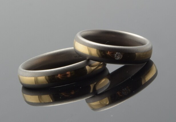 Tilux, sæt vielsesringe / forlovelsesringe af titanium og 14 kt. guld