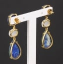 A pair of gold-plated sterling silver earrings with lapis lazuli and white agate (2)