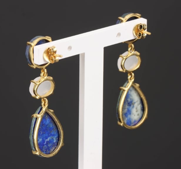 A pair of gold-plated sterling silver earrings with lapis lazuli and white agate (2)