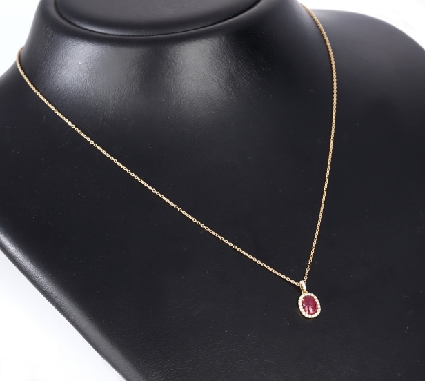 Hartmanns. Greenlandic ruby ??and diamond rosette pendant and necklace in 18 kt. gold (2)�