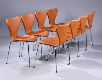 Arne Jacobsen. Et sæt på otte stole Syveren, model 3107, cognacfarvet Calvados læder. Ny siddehøjde 46,5 cm. (8)