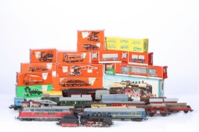 Märklin. Stor samling toge, lokomotiver, huse, skinner og planter (100+)