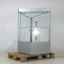 Moderne vitrineskab af metal og glas