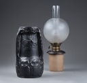 L. Hjorth, Bornholm. Lampe i sort terracotta med ugler og flagermus, slut 1800-tal