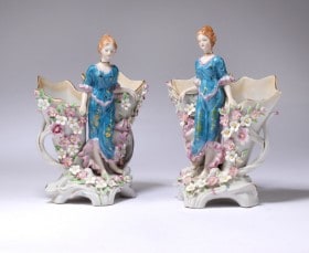 Et par prydvaser af porcelæn udført i Meissen stil (2)