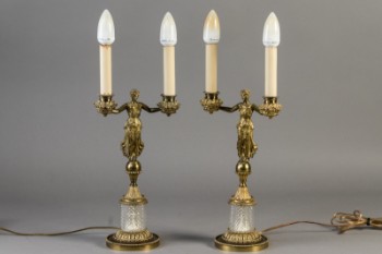 Et par bordlamper af messing og glas i empirestil (2)