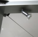 Moderne vitrineskab af metal og glas