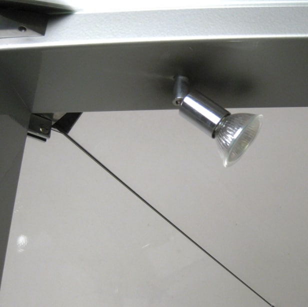 Moderne vitrineskab af metal og glas