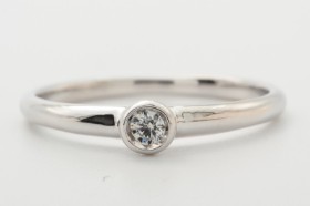 Solitairering med brillant på ca. 0.05 ct. 14 kt. hvidguld, str. 54