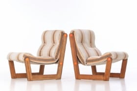 Dansk møbeldesign. Et par lænestole / loungestole af fyr, 1970-80'erne (2)