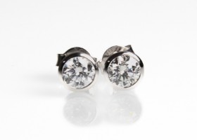 A pair of 1.00 ct. brilliant cut diamond solitaire stud earrings (Lab. made)*. IGI certified (2)