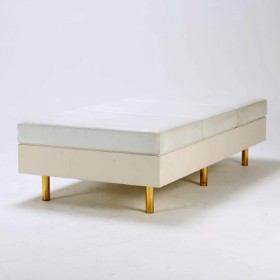 Daybed/bench in white leather with brass legs