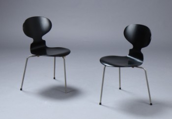 Arne Jacobsen, to ældre Myren stole, model 3101 (2)
