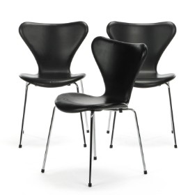 Arne Jacobsen. Tre syverstol model 3107 i sort læder (3)