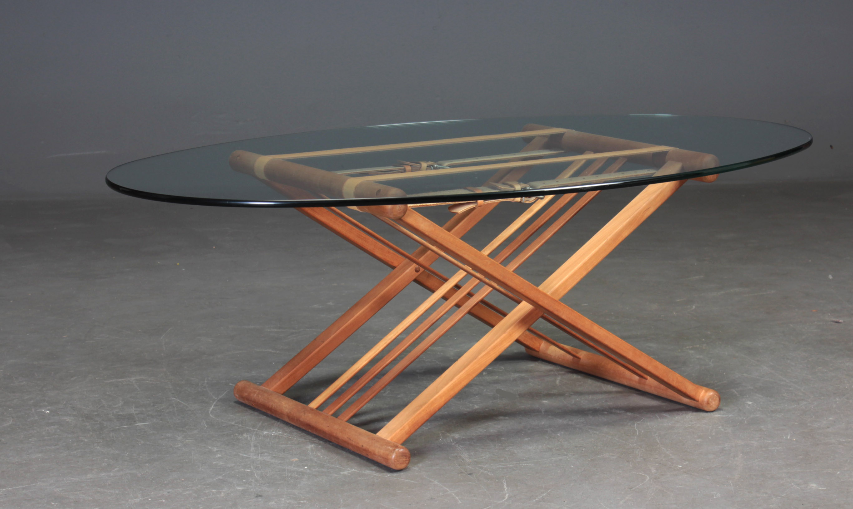 Auktionstipset - Hansen for Haslev Møbelsnedkeri. Sofabord med glasplade, stel af træ og læder