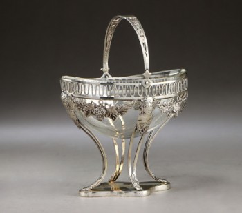 Tysk sølvsmed. Opsats i empireform af sølv med glas, omkr. 1900