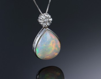 Opal- og brillantvedhæng af 18 kt. hvidguld med halskæde (2)