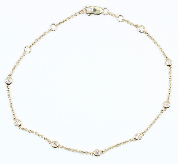 Bracelet made of 14 kt gold with eight natural diamonds totaling 0.25 ct.