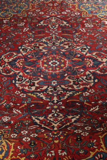 Persisk Bakhtiari tæppe, ca. 358 x 292 cm.
